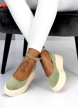 Натуральные замшевые туфли фисташкового цвета на высокой светло - бежевой подошве3 фото