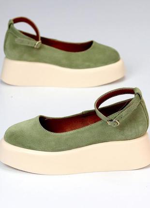 Натуральные замшевые туфли фисташкового цвета на высокой светло - бежевой подошве6 фото