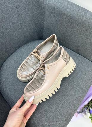 Эксклюзивные туфли лоферы из натуральной итальянской кожи и замши женские на платформе со шнурками10 фото