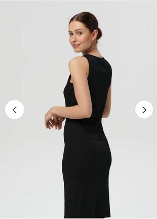 Платье миди черная в рубчик с асимметричным вырезом2 фото