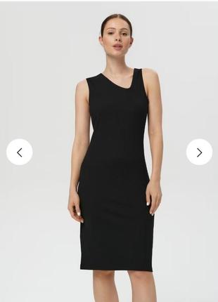 Платье миди черная в рубчик с асимметричным вырезом