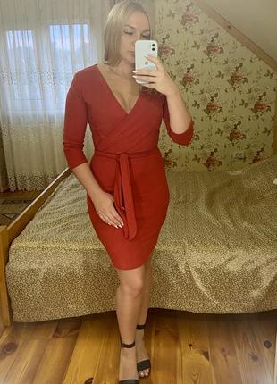 Красное силуэтное платье