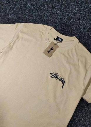 Футболкa от бренда stussy