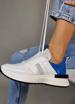 Натуральные кожаные белые кроссовки с синими вставками