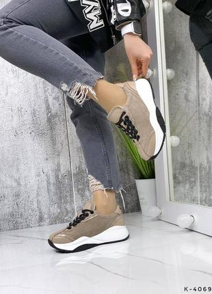 Натуральные замшевые и кожаные кроссовки цвета мокко с черными вставками на белой подошве2 фото