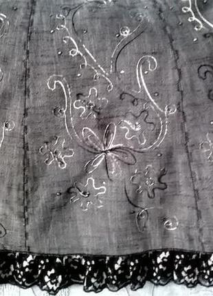 Нарядная серая юбка с вышивкой и кружевом3 фото
