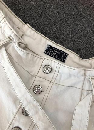Белые джинсовые шорты с высокой посадкой и красивым поясом, идеальные ambercrombie & fitch. шикарні брендові білі шорти з високою посадкою!6 фото