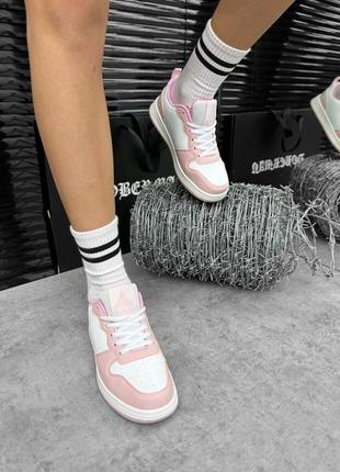 Женские кроссовки на осень в стиле найк аэр джордан белые с розовым2 фото