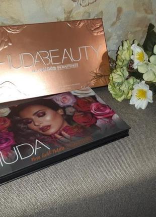 Палетка теней huda beauty rose gold remastered10 фото