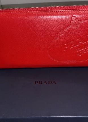 Червоний жіночий гаманець prada з натуральної шкіри