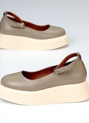 Шкіряні жіночі туфлі бежевого кольору, туфлі з ремінцем на танкетці2 фото