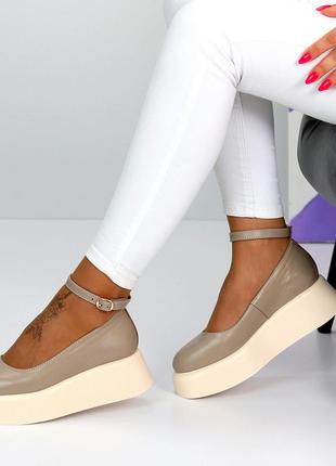 Шкіряні жіночі туфлі бежевого кольору, туфлі з ремінцем на танкетці1 фото