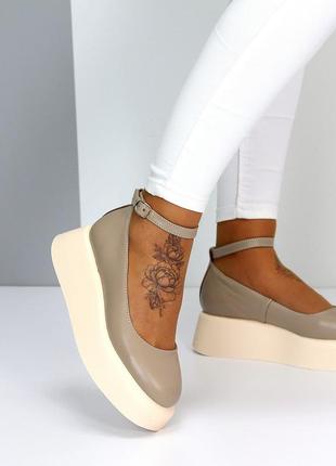 Шкіряні жіночі туфлі бежевого кольору, туфлі з ремінцем на танкетці3 фото