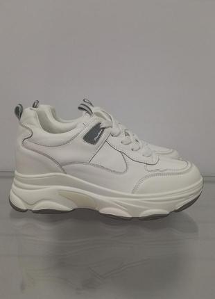 Жіночі білі шкіряні кросівки на модній високій платформі5 фото