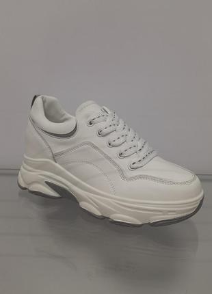 Жіночі білі шкіряні кросівки на модній високій платформі2 фото