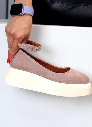 Замшеві жіночі туфлі пудрового кольору, туфлі з ремінцем на танкетці7 фото