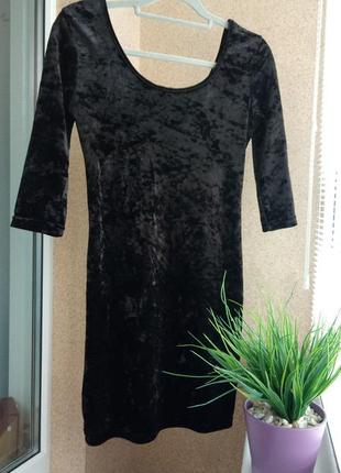 Красивое праздничное нарядное черное бархатное платье