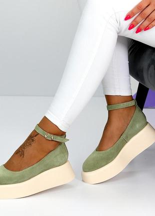 Замшеві жіночі туфлі оливкового кольору, туфлі з ремінцем на танкетці