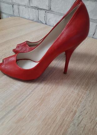 Красные  кожаные туфли с открытым носком6 фото