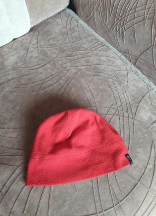 Красная мужская шапка