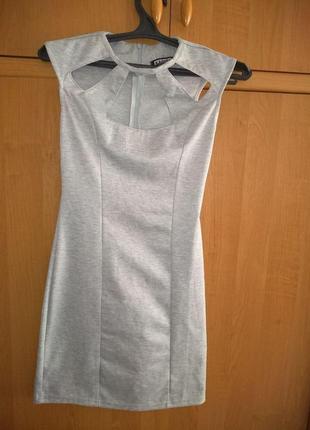 Красивое жемчужно-серое платье популярного бренда