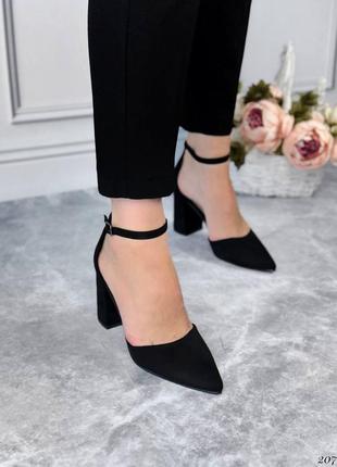 Туфли с ремешком замшевые женские в бежевом и черном цвете