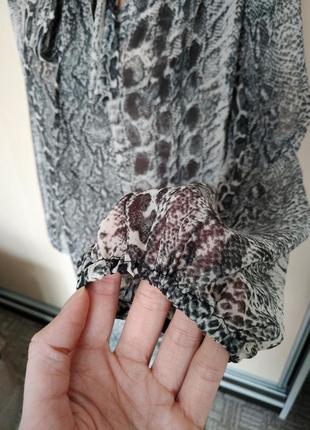 Сіра шифонова сукня у зміїний принт4 фото