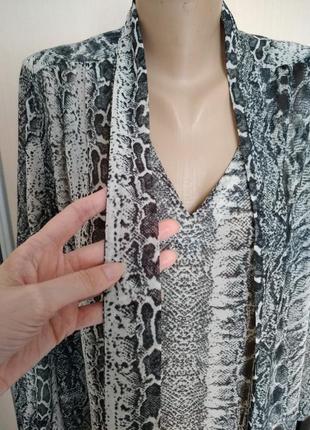 Сіра шифонова сукня у зміїний принт3 фото