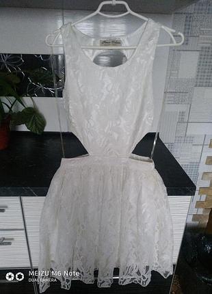 Цікава сукня з кружевом.