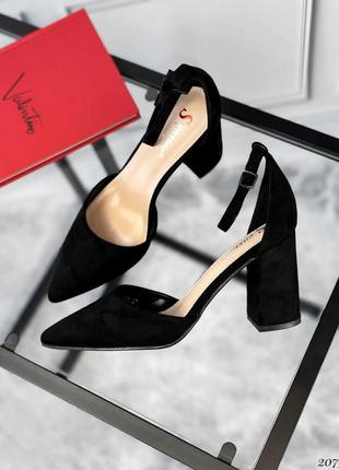 Женские черные замшевые туфли на каблуке с ремешком3 фото