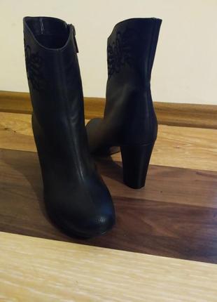 Кожаные ботинки