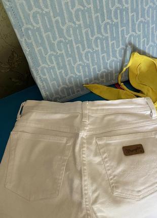 Белые прямые джинсы wrangler с завышенной посадкой5 фото