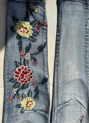 Женские джинсы с цветами1 фото