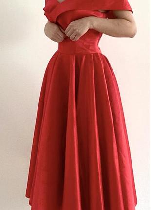 Червона вечірня сукня.
