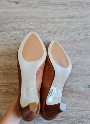 Жіночі туфлі шкіряні коричневі minelli на каблуку5 фото