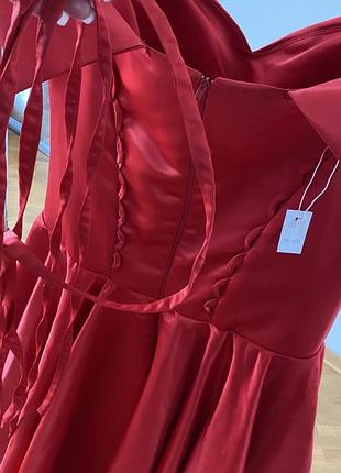 Червона вечірня сукня.