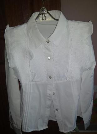 Продаю білу шкільну блузу на дівчинку