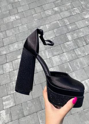 Черные туфли на высоком каблуке