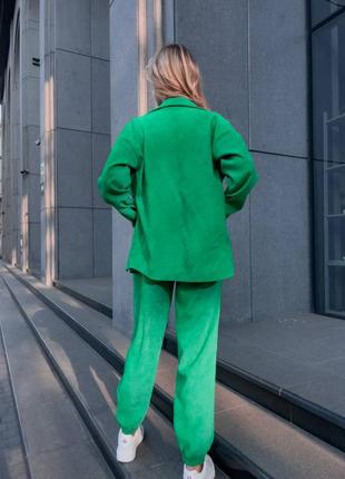 Яркий зеленый вельветовый костюм двойка с брюками ждогерами с рубашкой 14 цветов3 фото