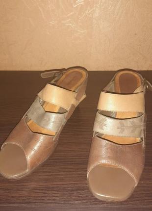 Продам босоножки clarks(uk.7)на 40р