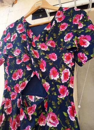 Темно розовое синее платье фитляр принт цветы открытая спина стрейч warehouse3 фото
