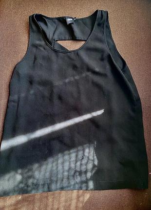 Чорна майка з відкритою спиною