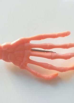 Заколка для волосся рука скилета чахлика