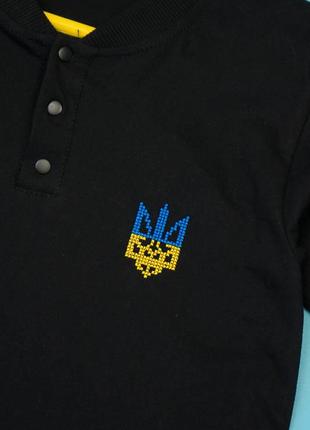 Футболка поло з вишивкою герб тризуб, патріотичне поло, футболка поло для мальчика чорная з вышивкой герб тризуб5 фото