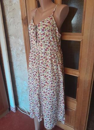 Мила жіночна віскозна сукня в квітковий принт5 фото