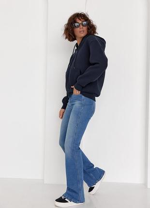 Женские джинсы клеш с круглой кокеткой сзади4 фото