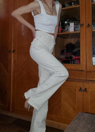 Кремові джинси stradivarius кльош із розрізами3 фото