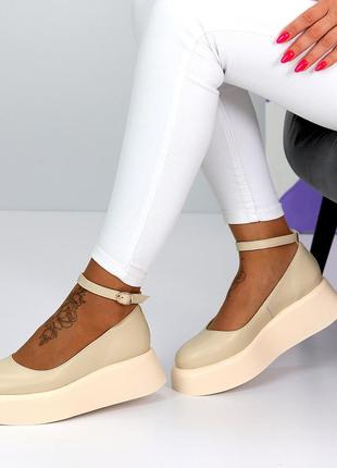 Шкіряні жіночі туфлі бежевого кольору, туфлі з ремінцем на танкетці