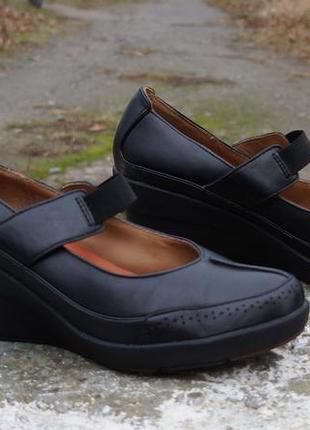 Жіночі зручні туфлі clarks unstructured7 фото