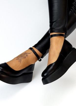 Шкіряні жіночі туфлі чорного кольору, туфлі з ремінцем на танкетці4 фото